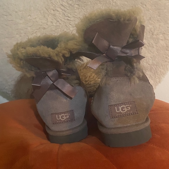 UGG Mini Bailey Bow two tone grey and brown,  small flaw on right boot - Picture 4 of 13